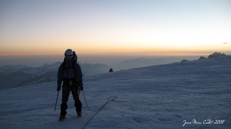 Le Soleil se lève au moment où nous dépassons la Pointe Bravais