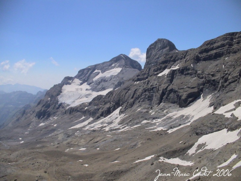Le Mont Perdu et le Cylindre du Marboré depuis le Petit Astazou (Hautes Pyrénées)