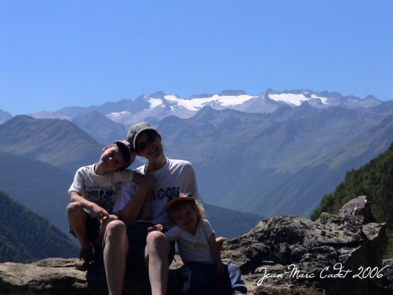 La Petite Famille devant le Massif de la Maladeta (Val d'Aran)
