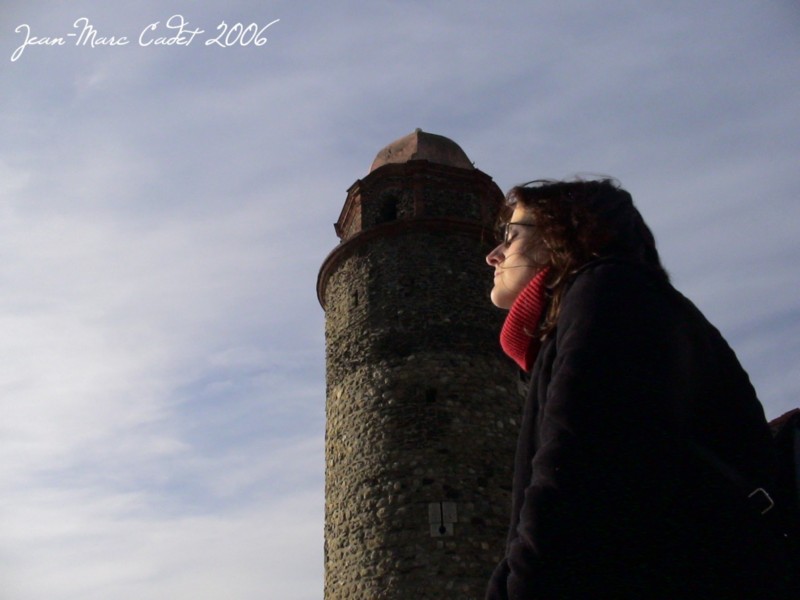 Hélène au pied de l'ancien phare de Collioure (Pyrénées Orientales)
