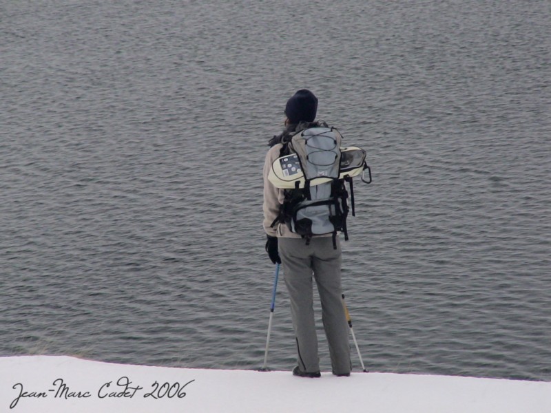 Hélène face au Lac du Catchet qui attend le gèle (Hautes Pyrénées)