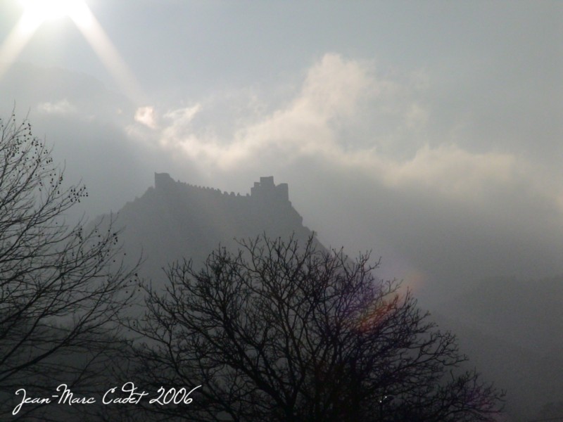 Cathare dans la brume (Pyrénées Orientales)