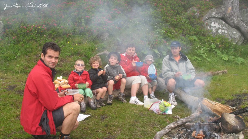 Une belle brochette de copains au bord du Lac de Querigut (Ariège)