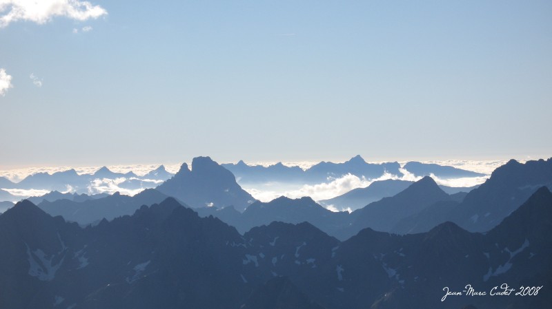 La beauté du Pic du Midi d'Ossau depuis le sommet du Vignemale (Hautes Pyrénées)