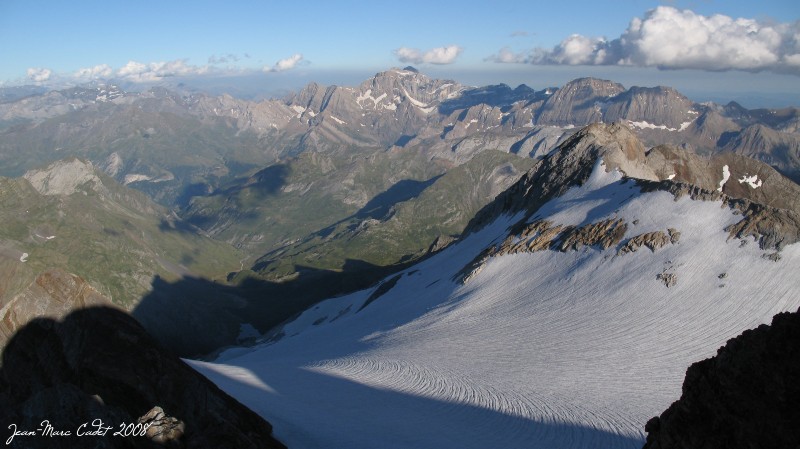 L'ombre du Géant commence à avancer dans la Vallée d'Ossoue (Hautes Pyrénées)