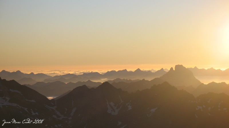 Le Pic du Midi d'Ossau orchestre le coucher de soleil (Hautes Pyrénées)