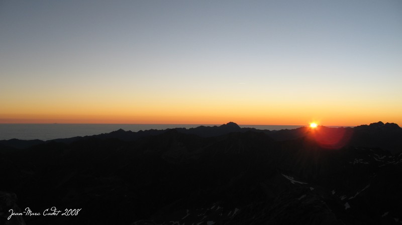 Le soleil pointe à l'horizon (Hautes Pyrénées)