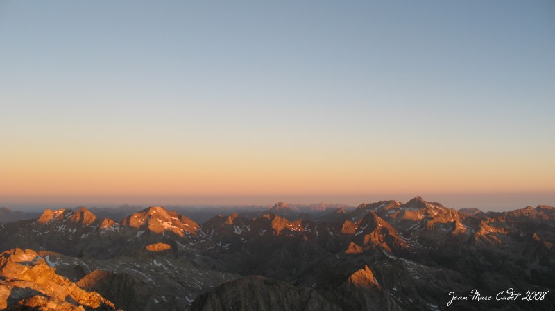 Au loin le Pic du Midi d'Ossau se réveille (Hautes Pyrénées)