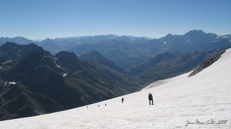 Les cordées se succèdent pour monter sur le Vignemale (Hautes Pyrénées)